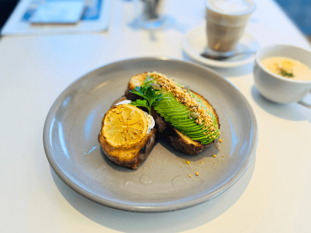 スマッシュアボカド＋季節のスープ＋カフェラテ