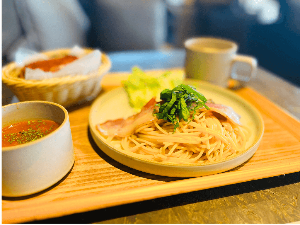 オカカフェの大葉が香るベーコンの和風パスタ